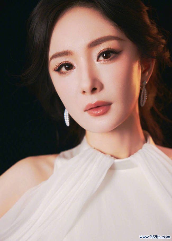 杨幂秒变“白蟾光”好意思东谈主 气质优雅暖和体格超好