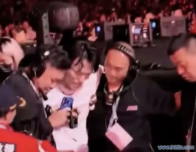 阁下方就杨宗纬摔下舞台谈歉 歌手报吉祥祈求母亲别看热搜